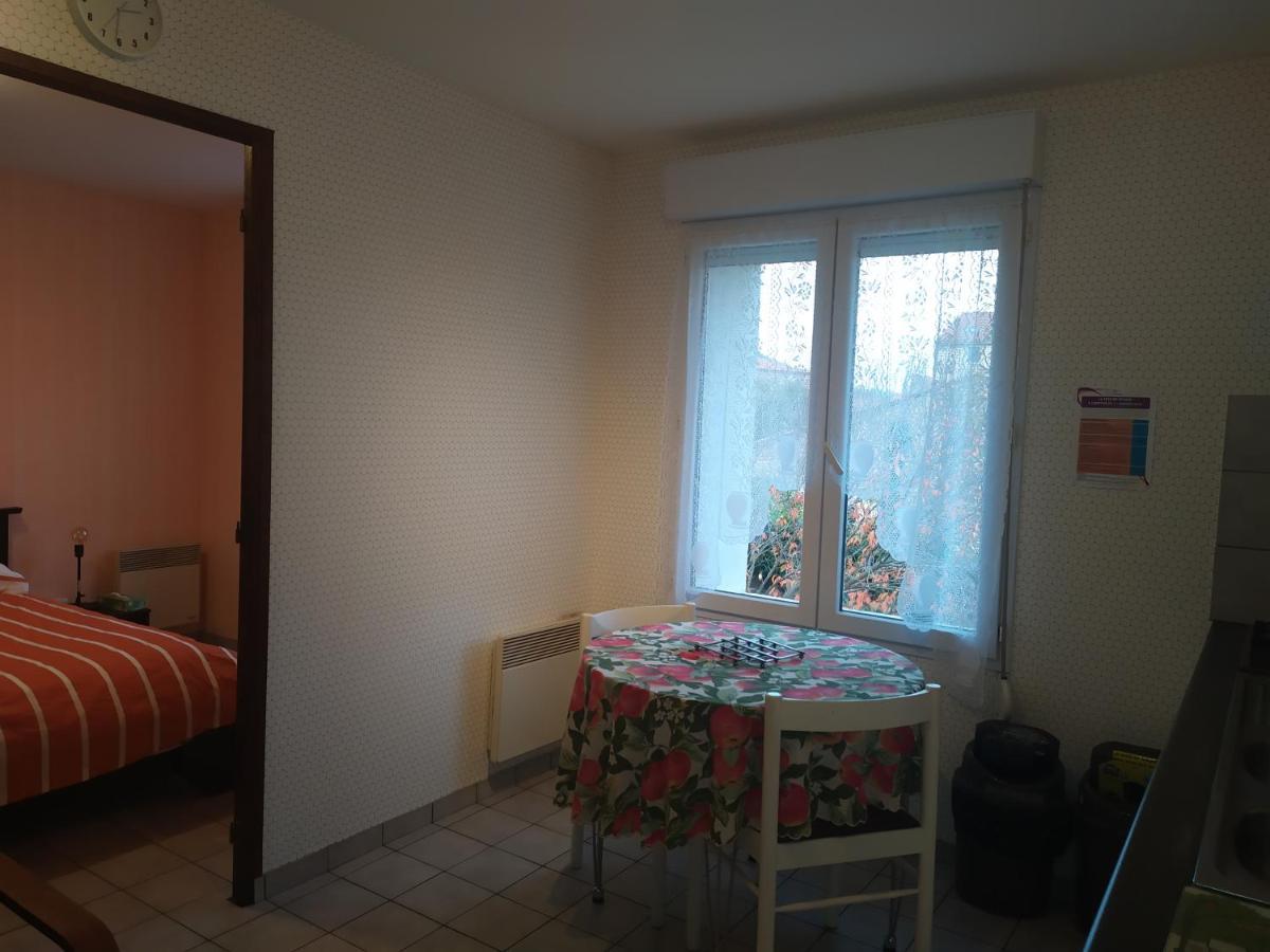 Апартаменти Chez Fabienne T1 Le Breuil-sur-Couze Екстер'єр фото